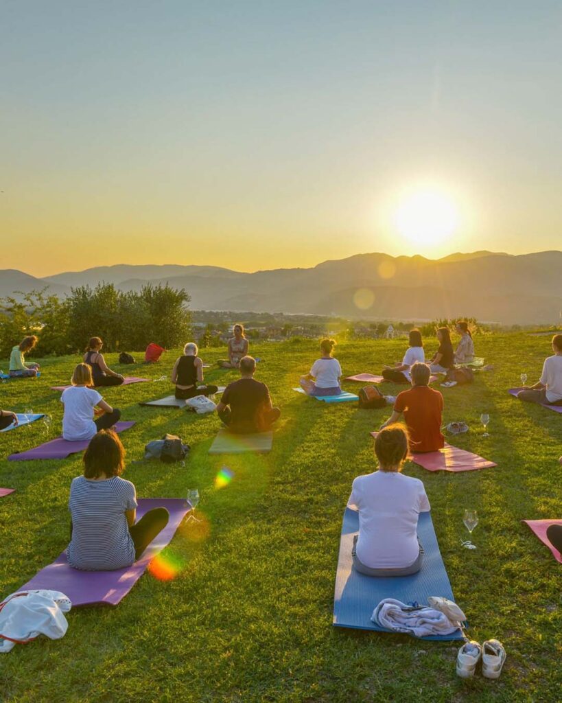 Yoga-con-il-vino-in-vigna